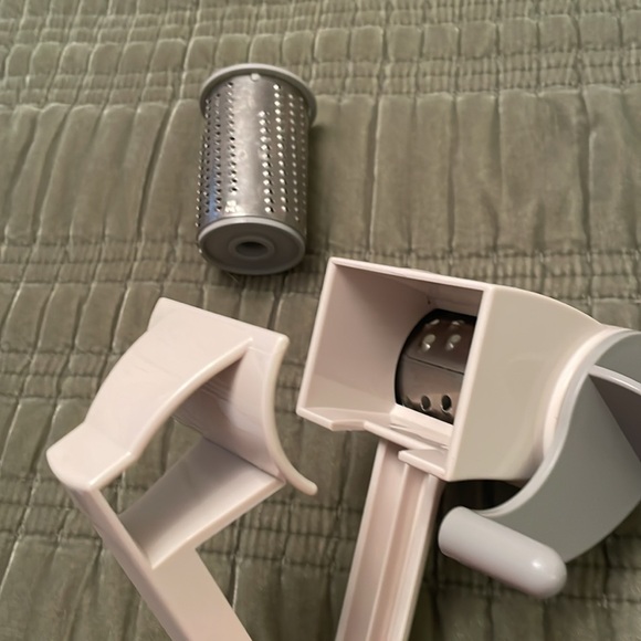 The Pampered Chef Deluxe Handheld Hand Crank Cheese Grater Zester Shredded - Picture 4 of 9